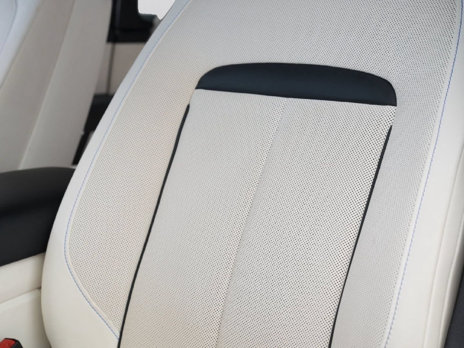 Certified 2021 Rolls-Royce Cullinan Black Badge AWD/4WD image 11