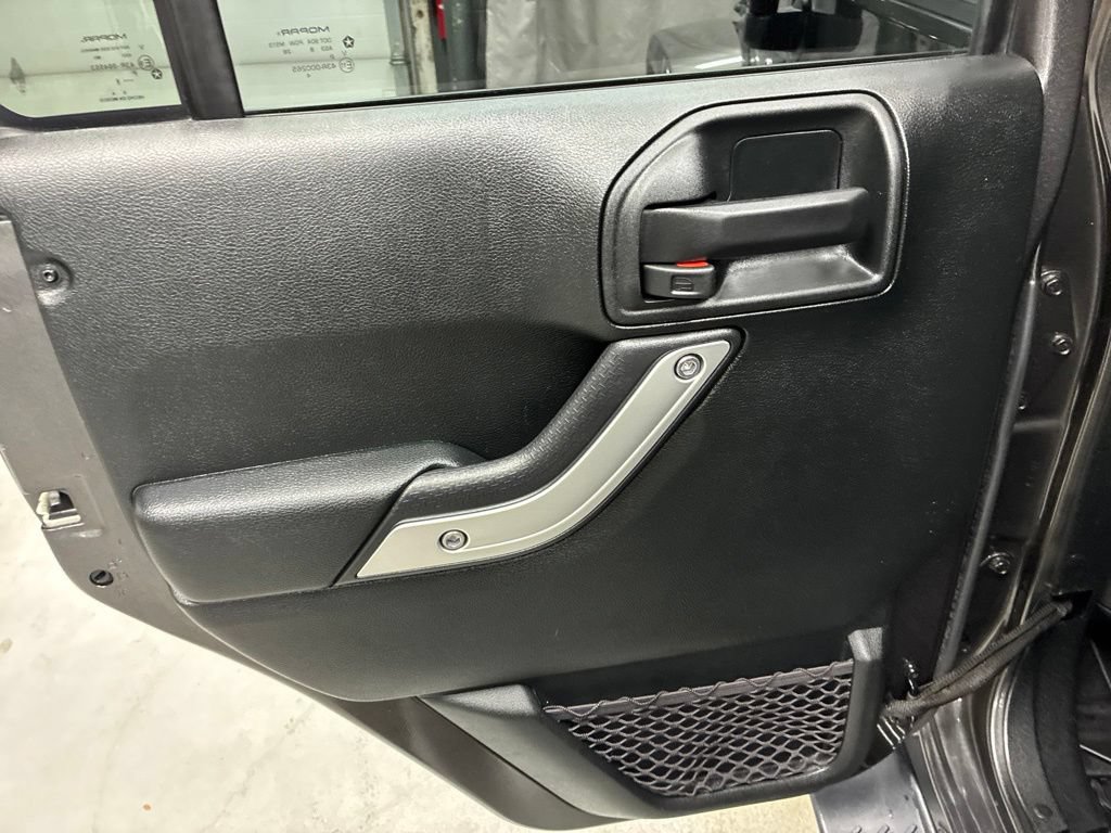 Used 2018 Jeep Wrangler Unlimited Sahara w/ Connectivity Group AWD/4WD image 23