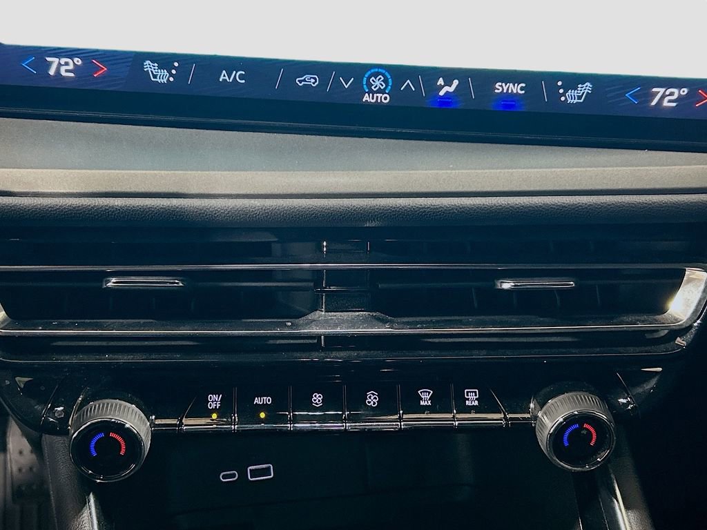 Used 2025 Chevrolet Traverse LT w/ Midnight/Sport Edition image 13