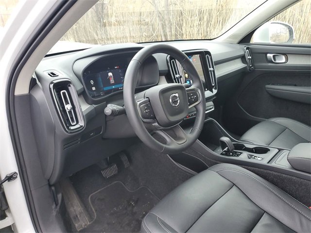 Used 2025 Volvo XC40 B5 Core image 10