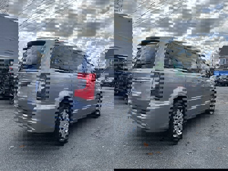 Used 2014 Chrysler Town & Country Touring image 4