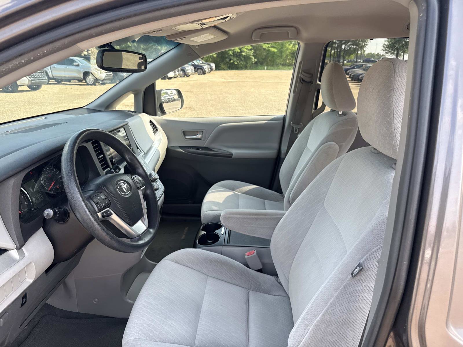 Used 2015 Toyota Sienna LE image 19
