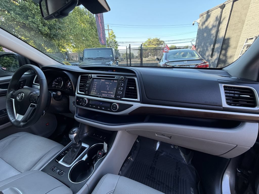 Used 2014 Toyota Highlander Limited Platinum AWD/4WD image 24