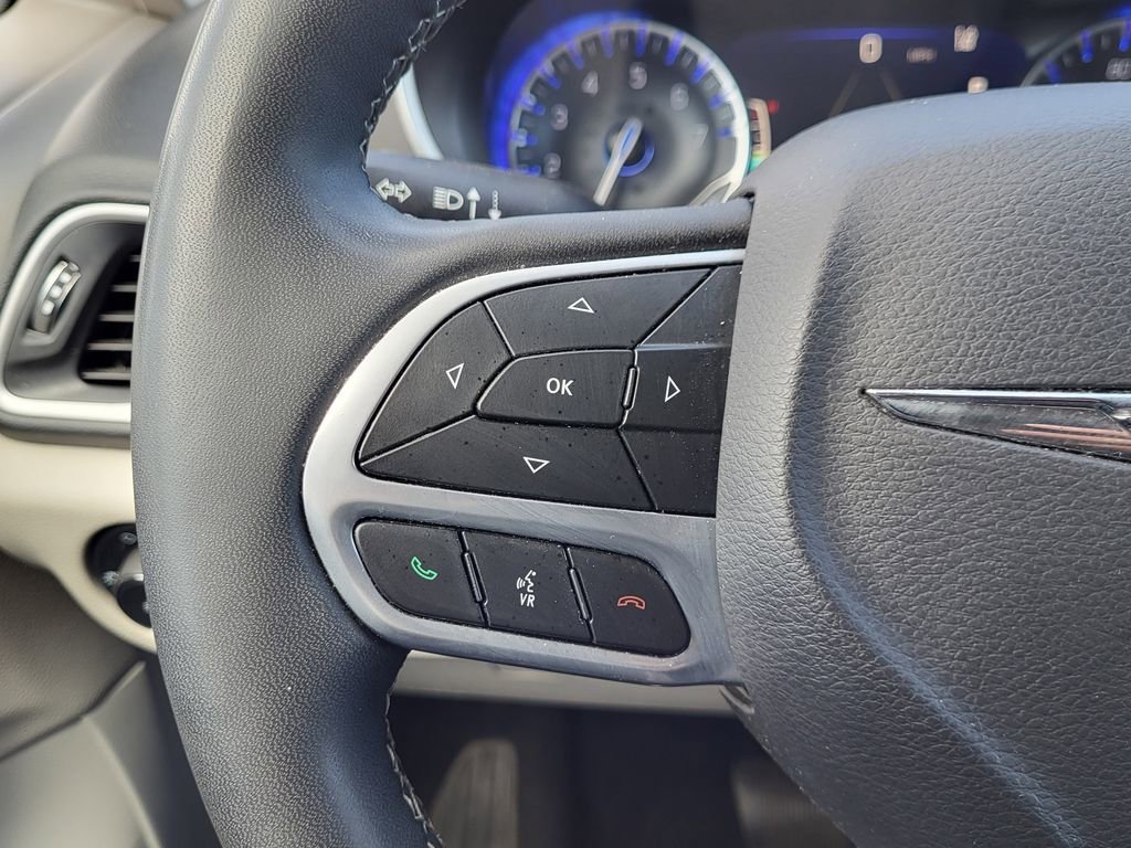 Used 2023 Chrysler Pacifica Touring-L FWD image 17