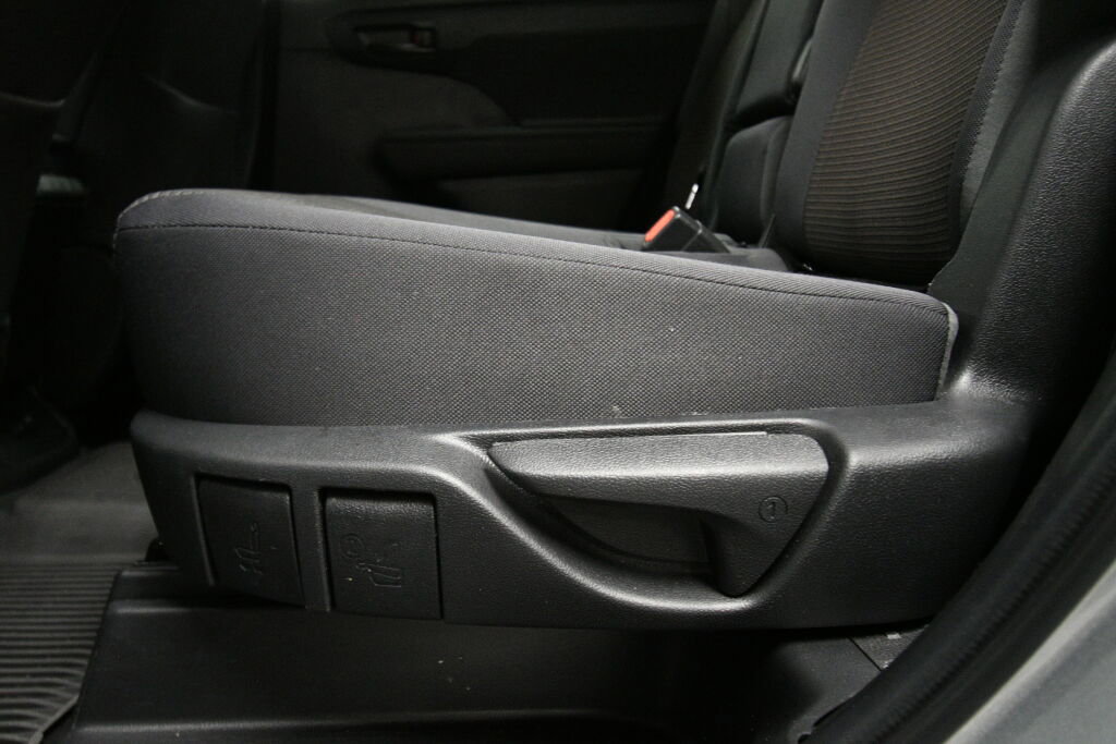 Used 2023 Toyota Highlander L FWD image 20