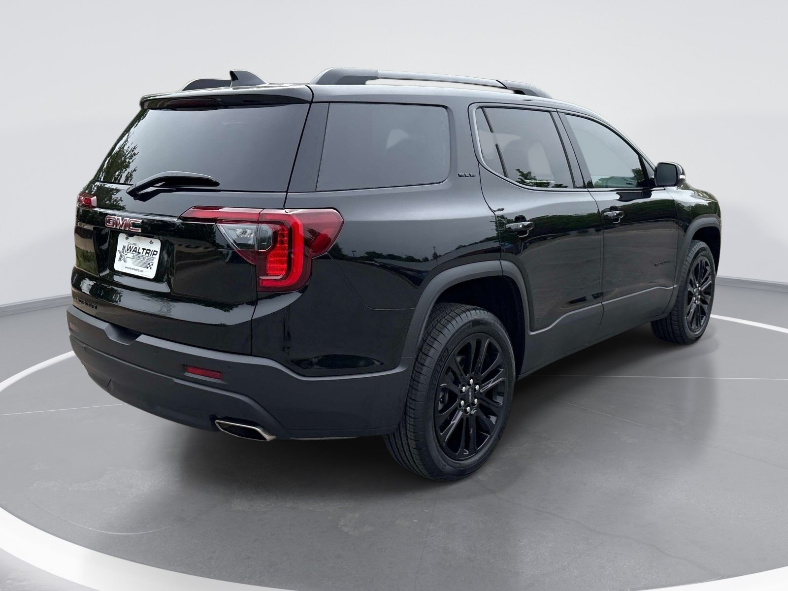 Used 2023 GMC Acadia SLE w/ Driver Convenience Package FWD image 8
