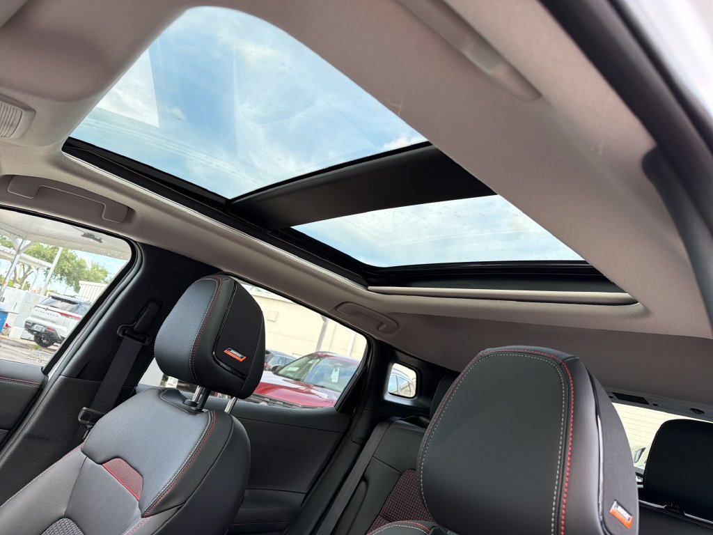 New 2026 Nissan Kicks SR w/ SR Premium Package FWD image 16