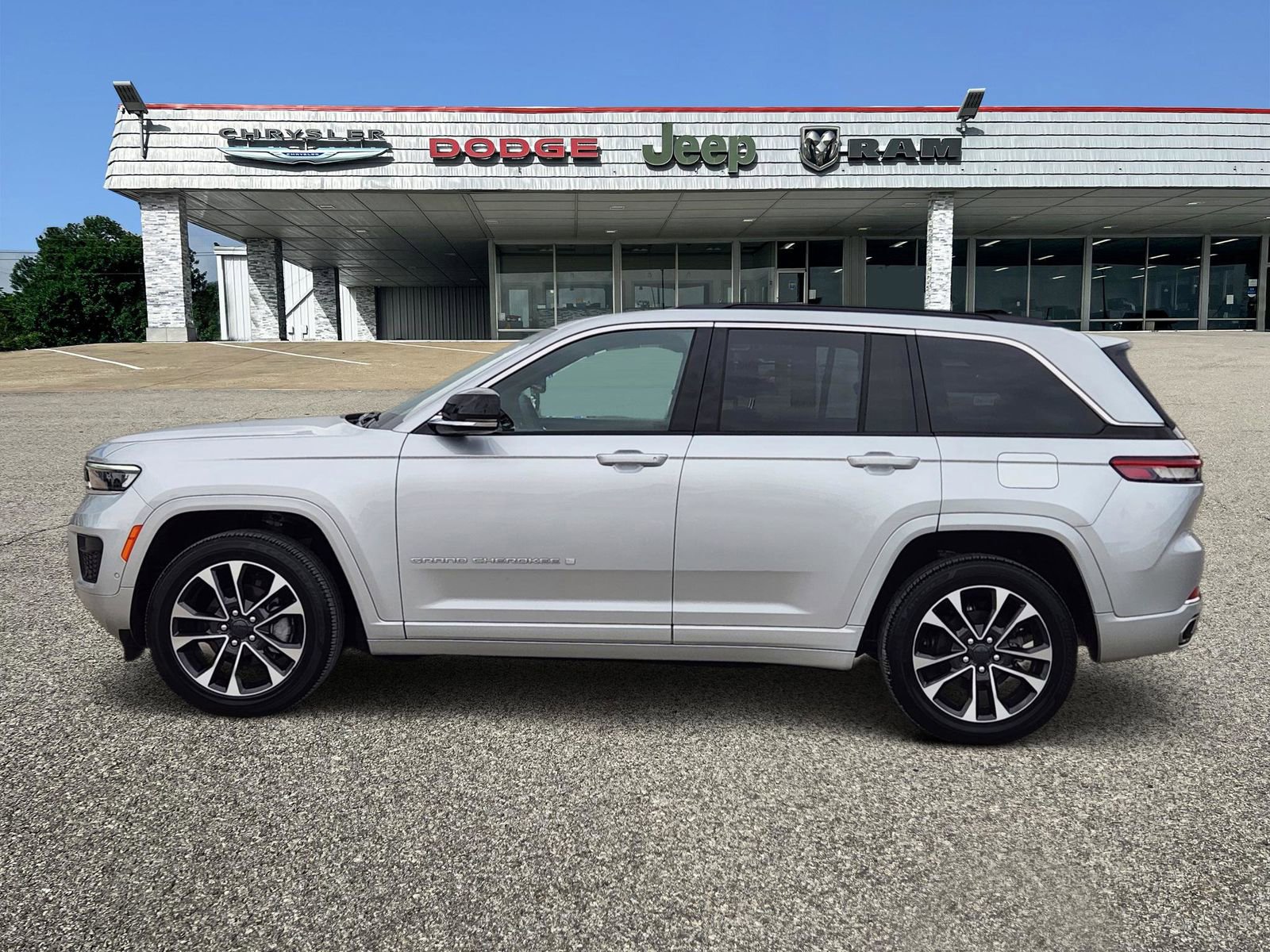 Used 2024 Jeep Grand Cherokee Overland image 3