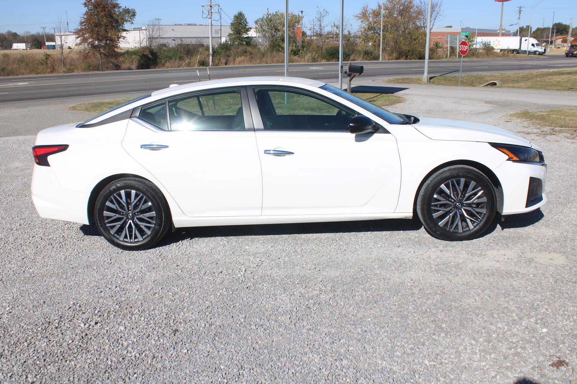 Used 2025 Nissan Altima 2.5 SV image 8