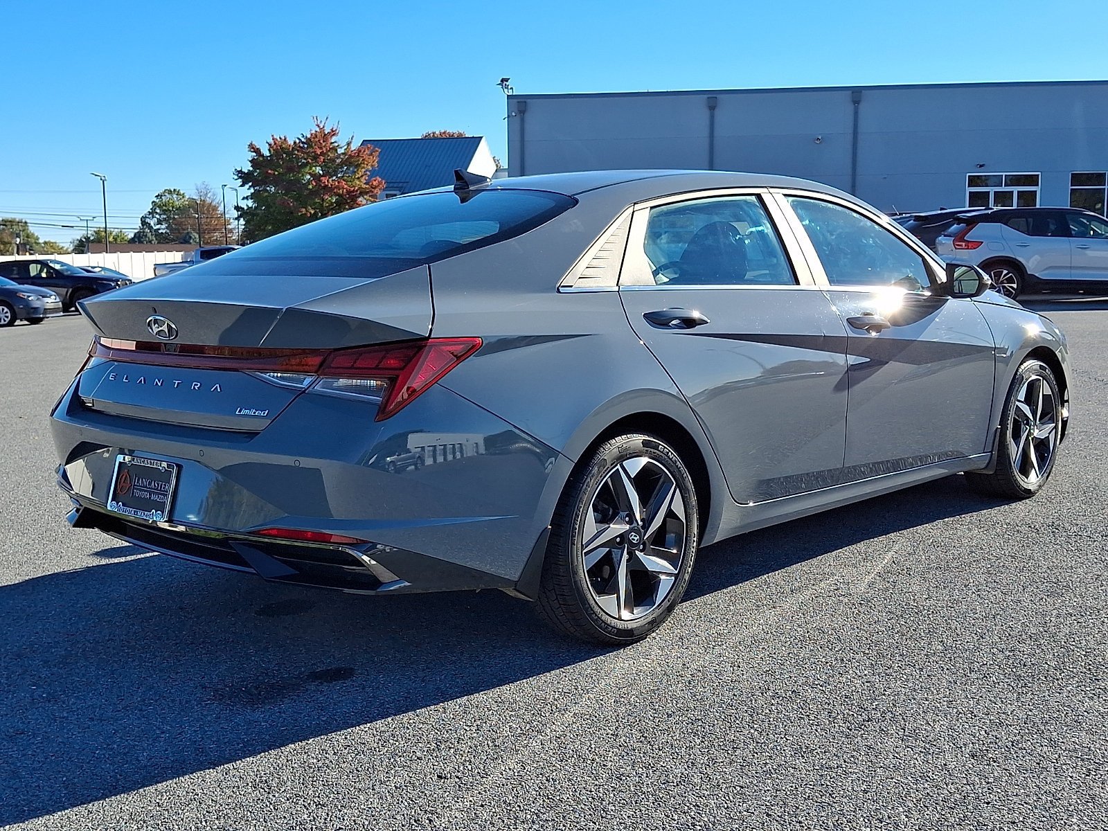 Used 2022 Hyundai Elantra Limited w/ Preferred Accessory Package FWD image 7