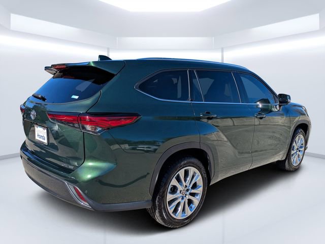 Used 2023 Toyota Highlander Limited FWD image 3