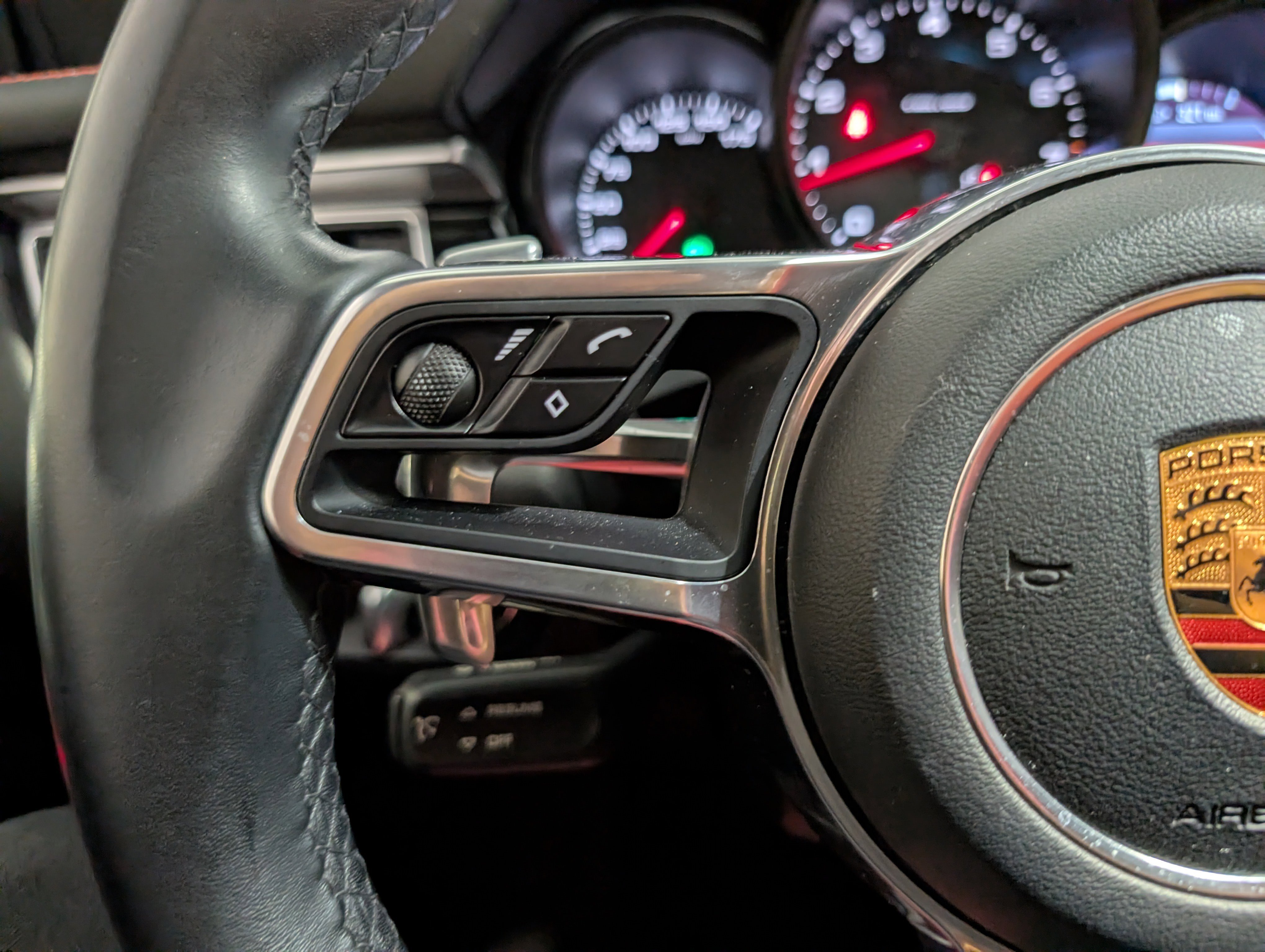 Certified 2018 Porsche Macan AWD/4WD image 28