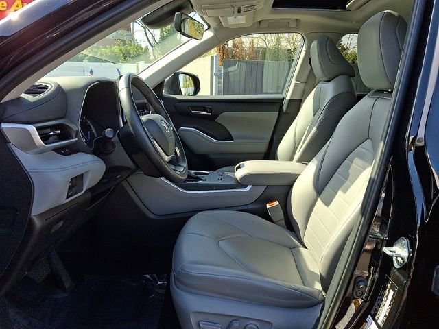 Used 2023 Toyota Highlander XLE AWD/4WD image 14