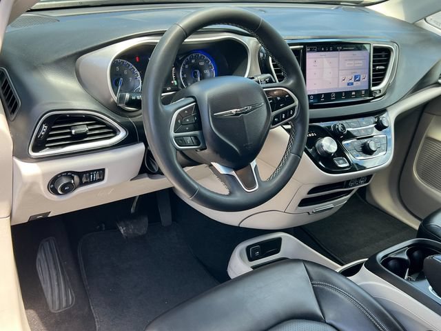 Used 2023 Chrysler Pacifica Touring-L FWD image 18