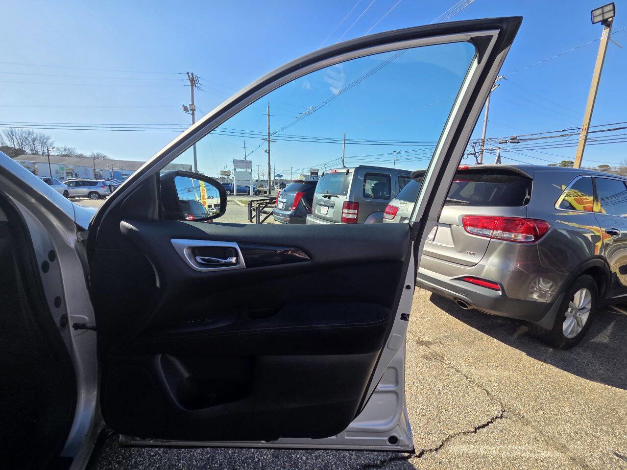 Used 2016 Nissan Pathfinder SV image 14