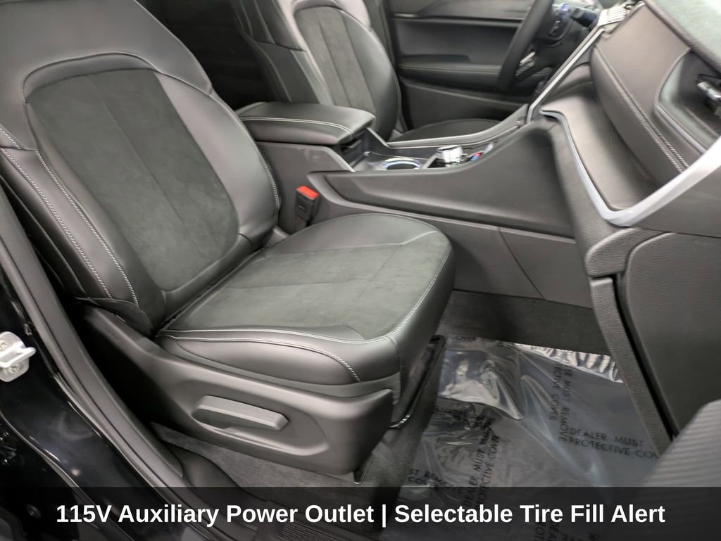 Used 2025 Jeep Grand Cherokee Altitude image 35