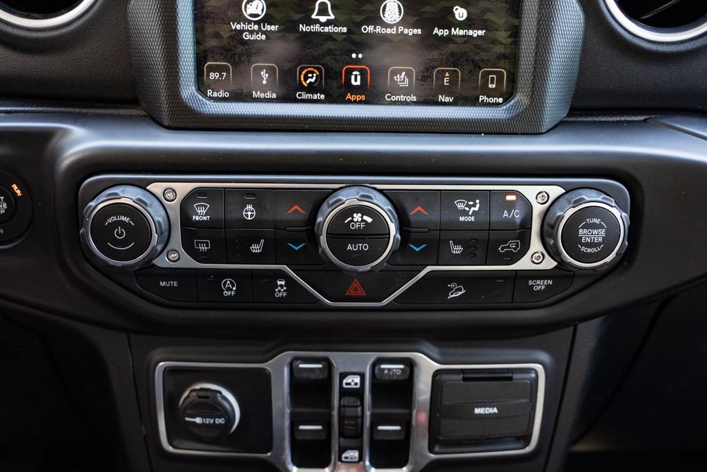 Used 2018 Jeep Wrangler Unlimited Sahara w/ Uconnect 4C Nav & Sound Group AWD/4WD image 19