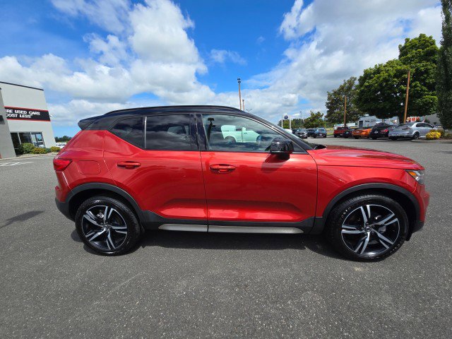 Used 2021 Volvo XC40 T5 R-Design image 3