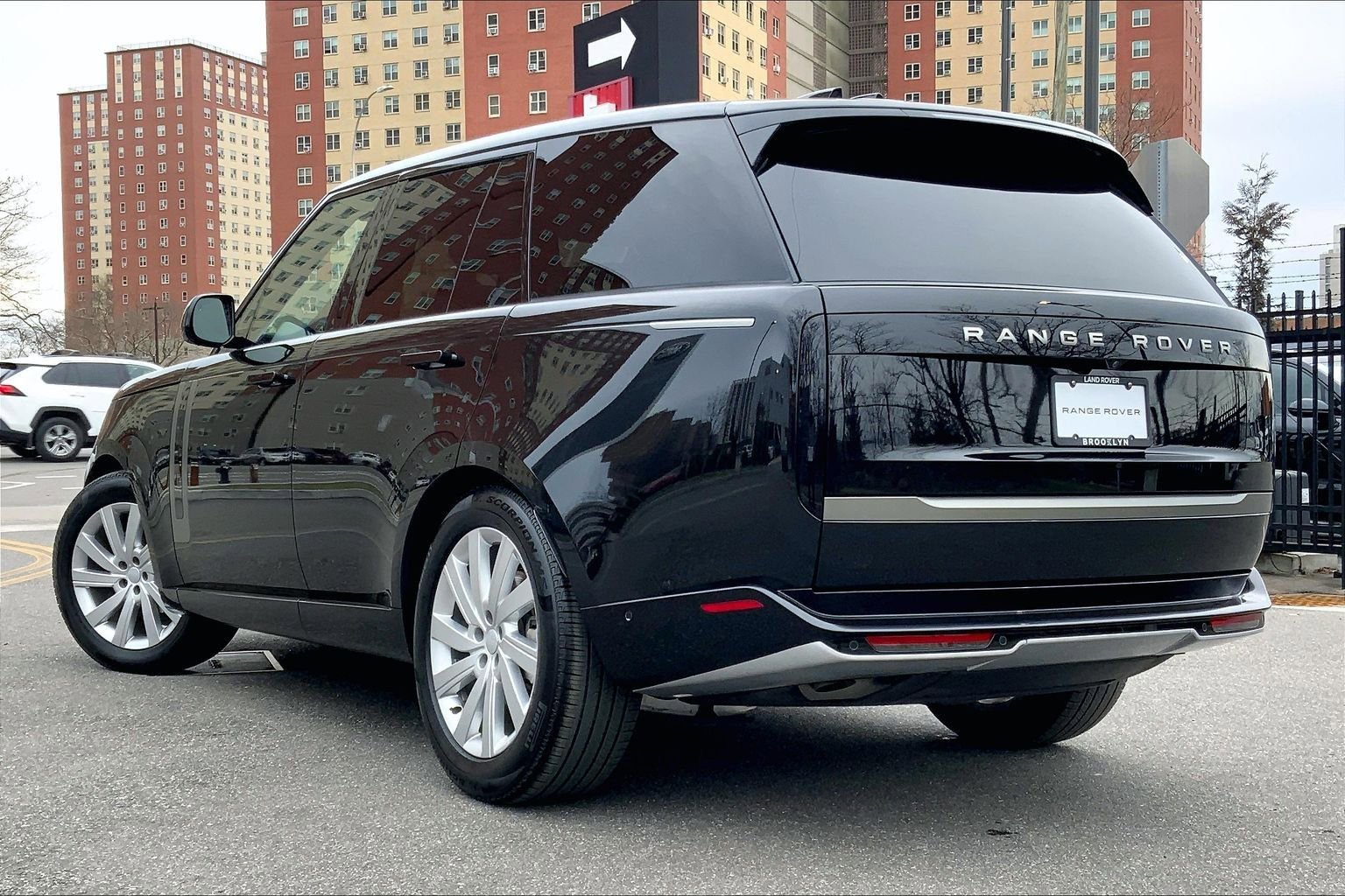 Used 2025 Land Rover Range Rover SE image 11