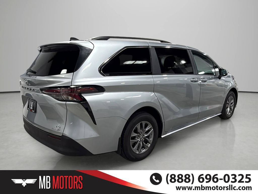 Used 2024 Toyota Sienna LE FWD image 3