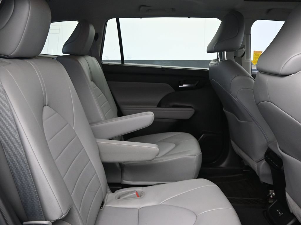 Used 2022 Toyota Highlander XLE image 13