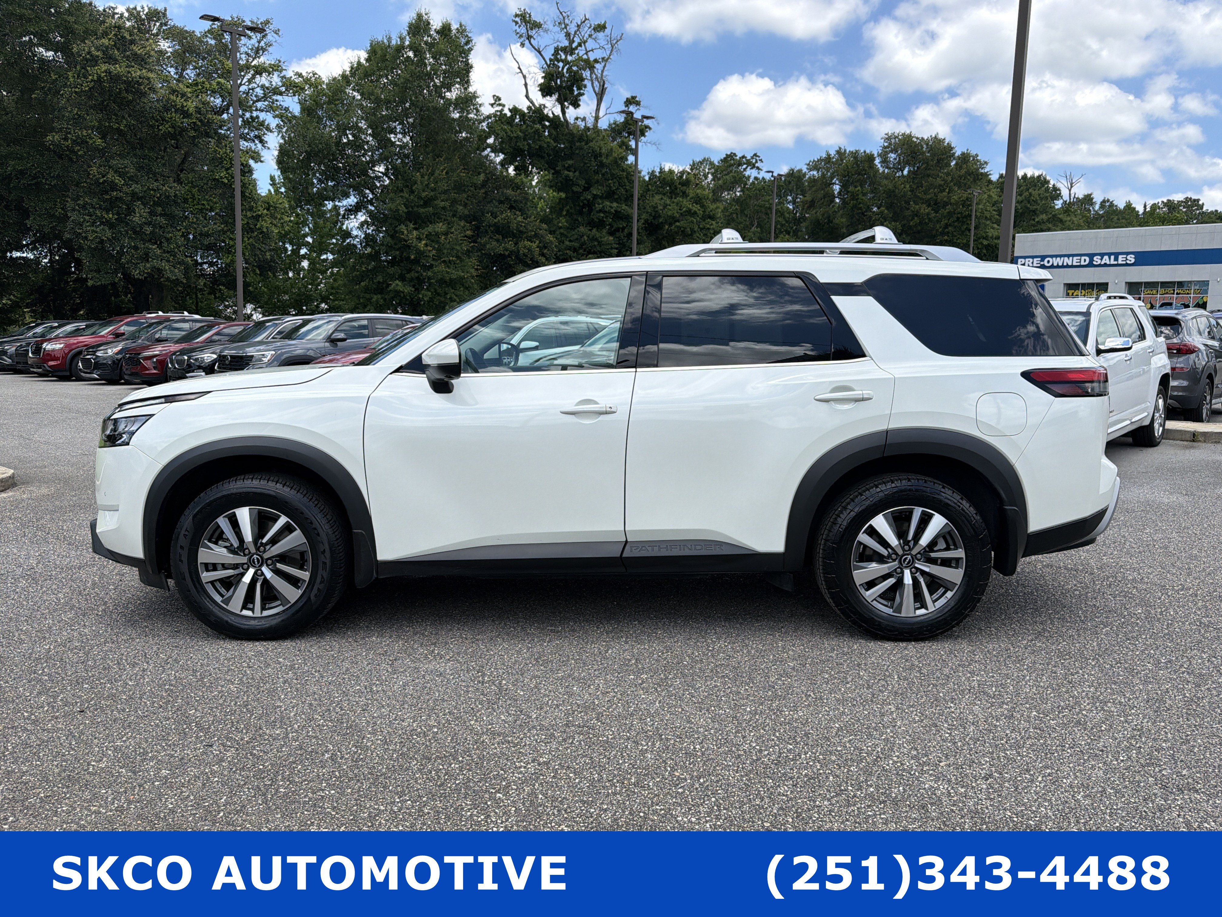 Used 2023 Nissan Pathfinder SL FWD image 2