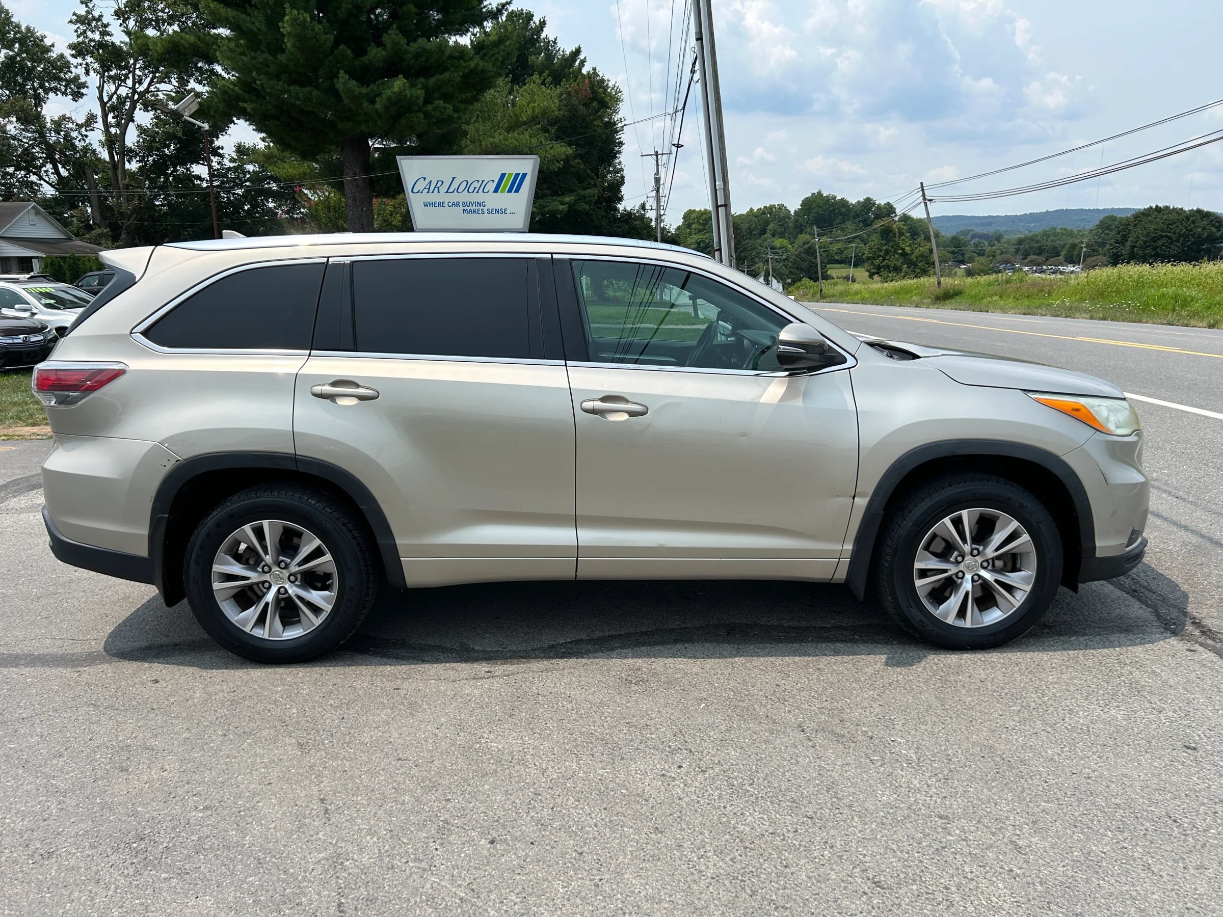 Used 2014 Toyota Highlander XLE AWD/4WD image 11