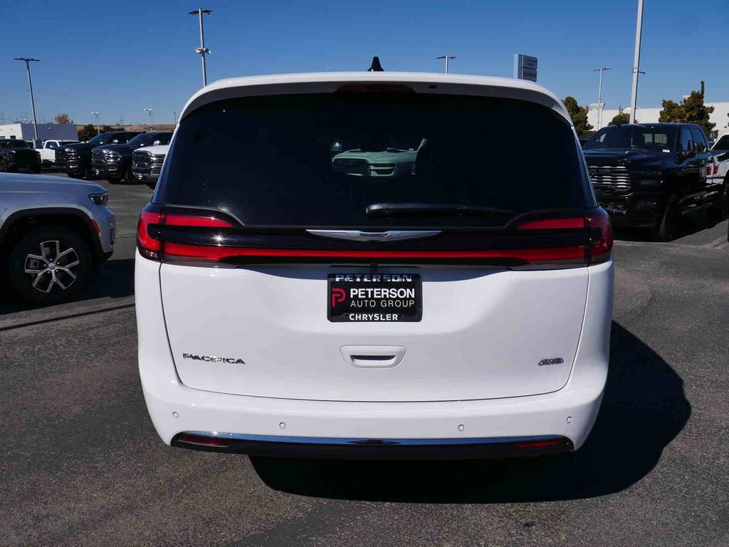 New 2026 Chrysler Pacifica Select image 16