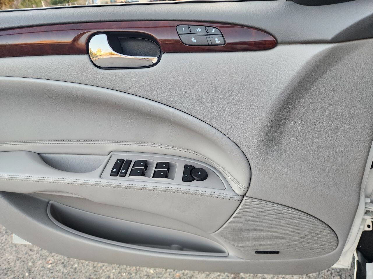 Used 2007 Buick Lucerne CXL w/ Luxury Package FWD image 27