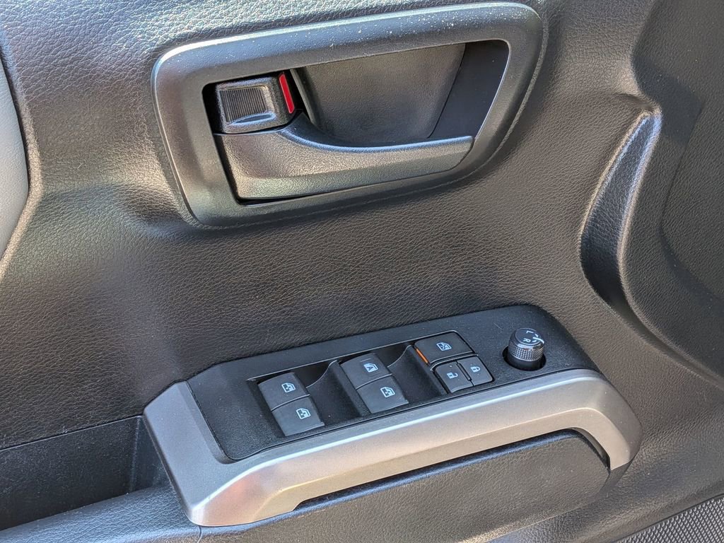 Used 2022 Toyota Tacoma SR5 AWD/4WD image 11