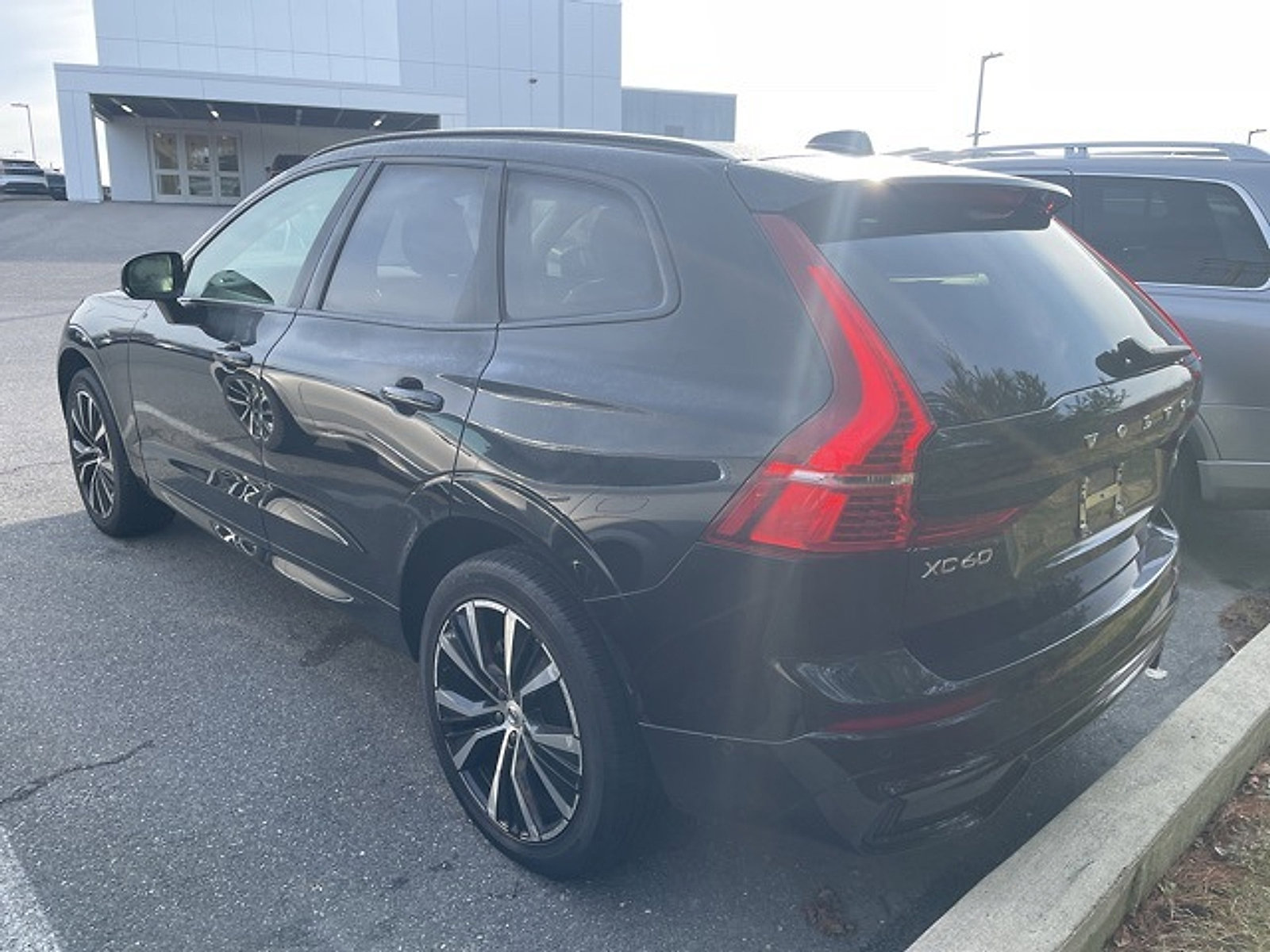 Used 2023 Volvo XC60 B5 Ultimate w/ Climate Package image 5