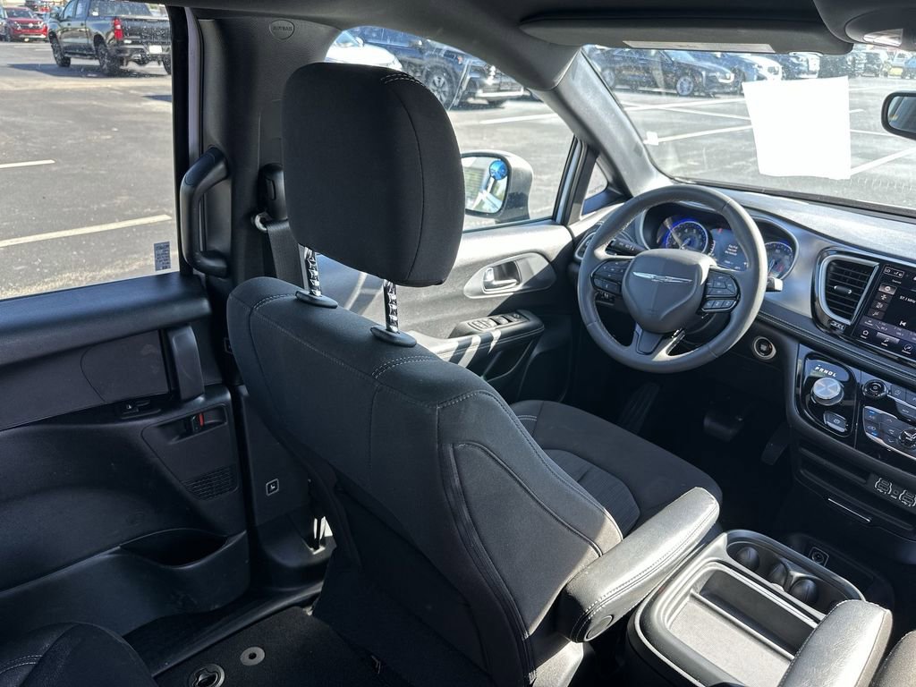 Used 2023 Chrysler Pacifica Touring FWD image 15