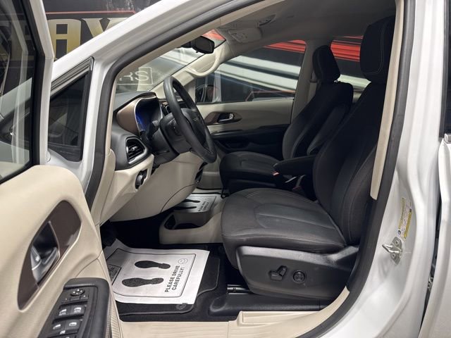 Used 2024 Chrysler Voyager LX image 5