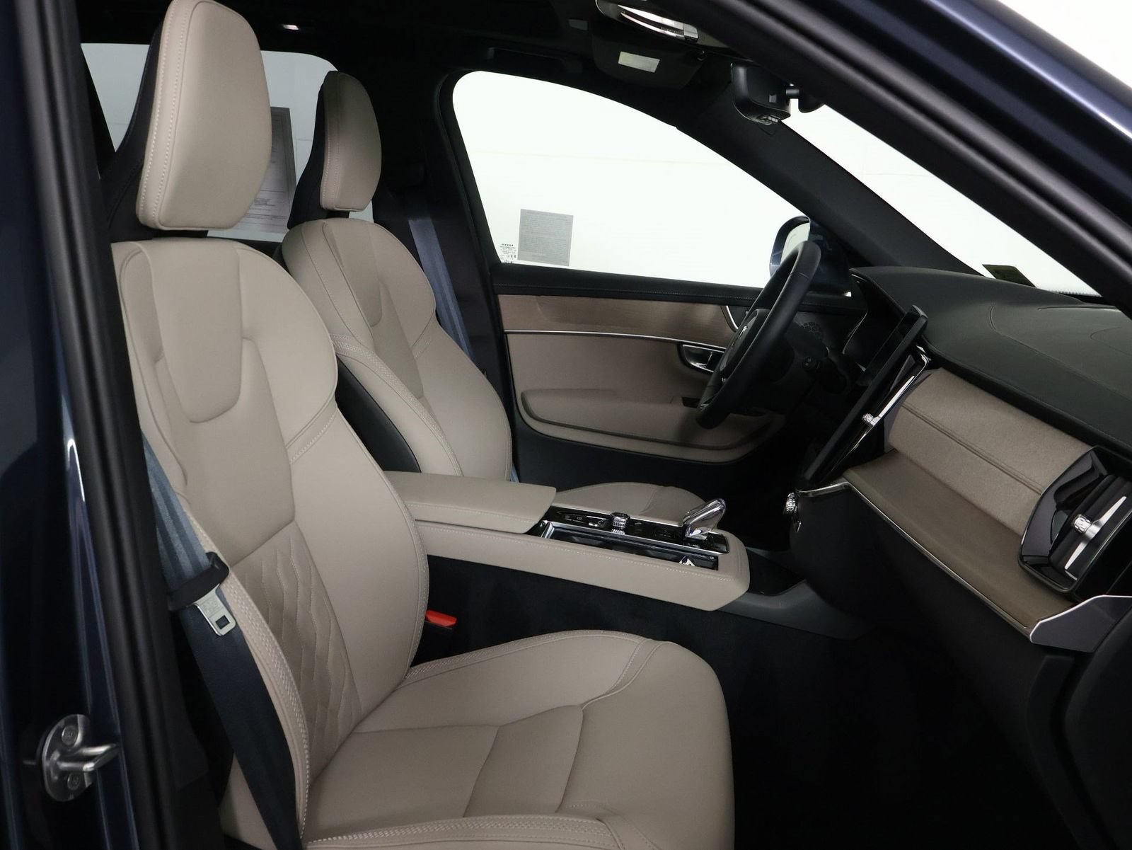 Certified 2026 Volvo XC90 B6 Plus w/ Protection Package AWD/4WD image 29