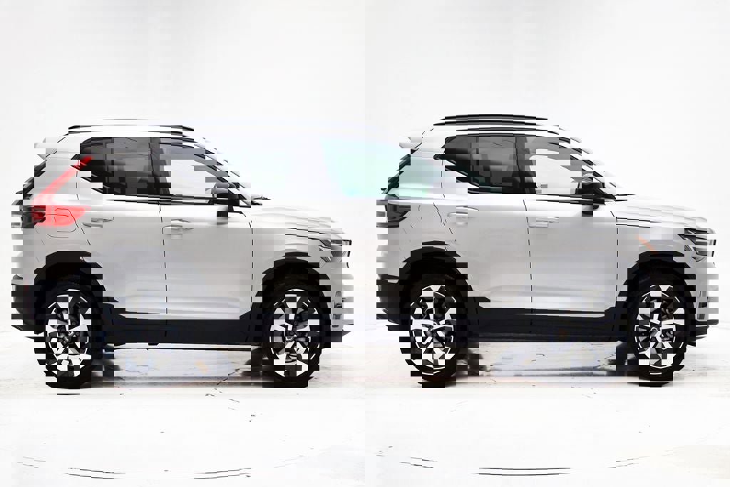 Used 2025 Volvo XC40 B5 Plus image 3