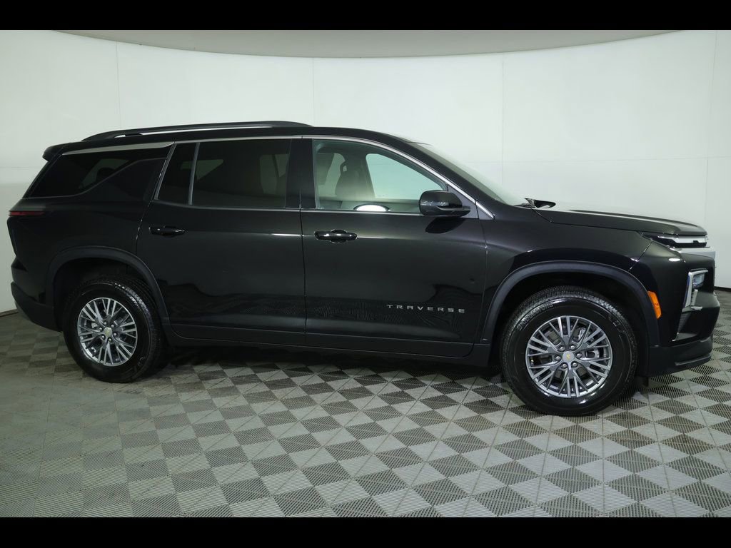 Used 2025 Chevrolet Traverse LT image 2