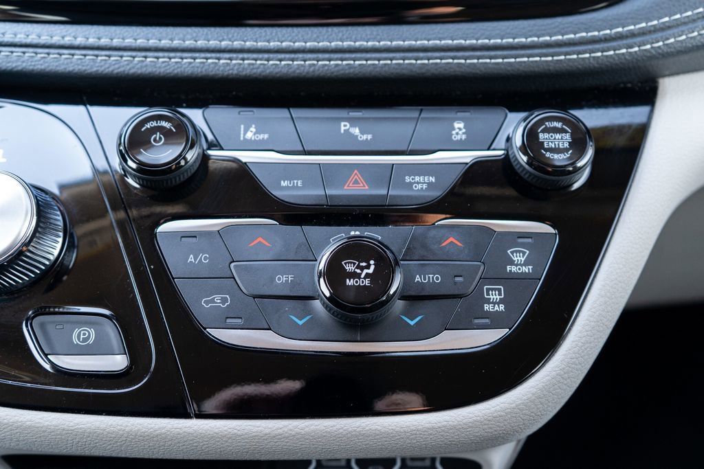 Used 2024 Chrysler Pacifica Select image 29