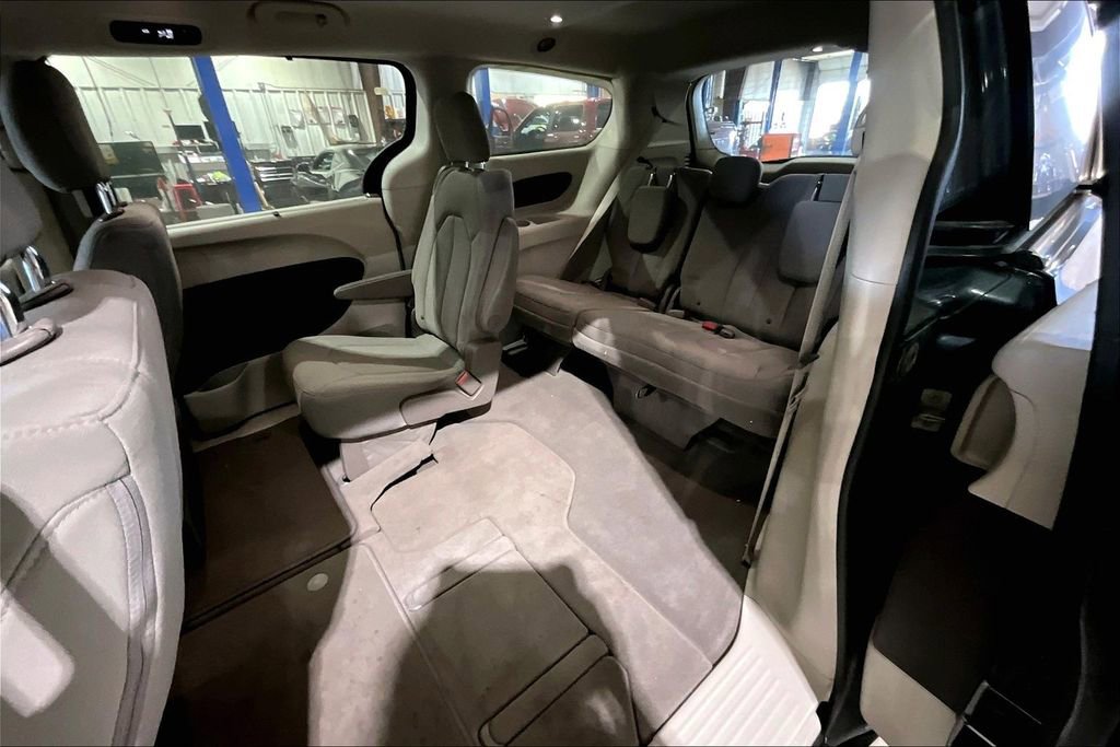 Used 2020 Chrysler Pacifica Touring w/ Tire & Wheel Group image 22