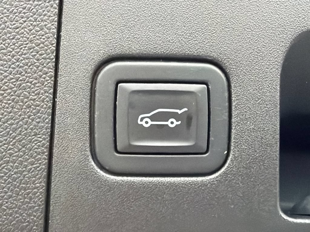 Used 2022 Cadillac XT4 Premium Luxury w/ Safety Alert Package FWD image 19