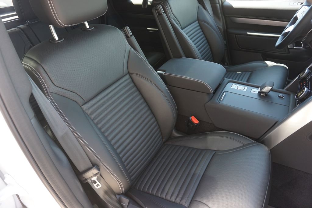 New 2025 Land Rover Discovery Dynamic SE image 24