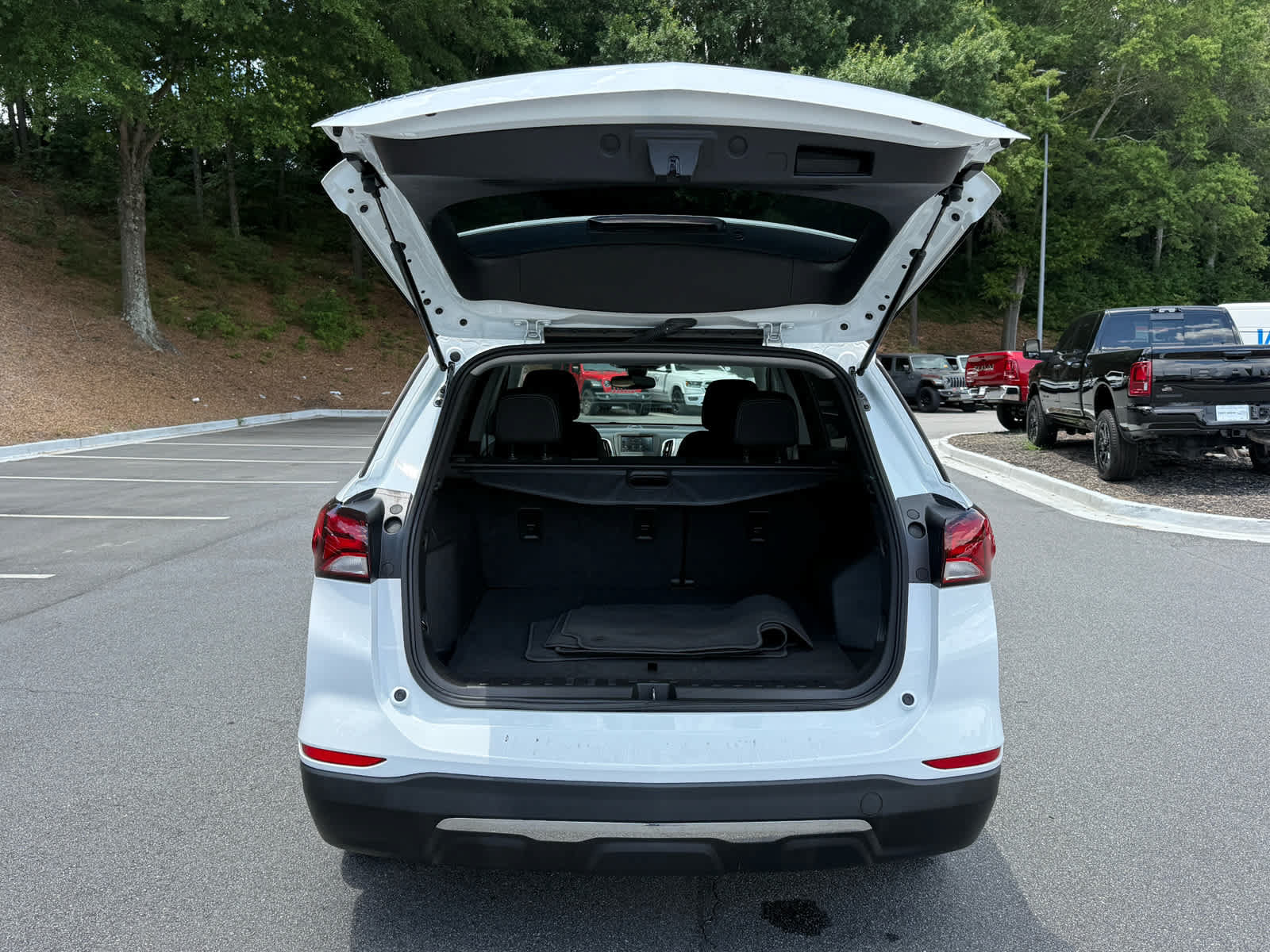Used 2023 Chevrolet Equinox LT FWD image 28