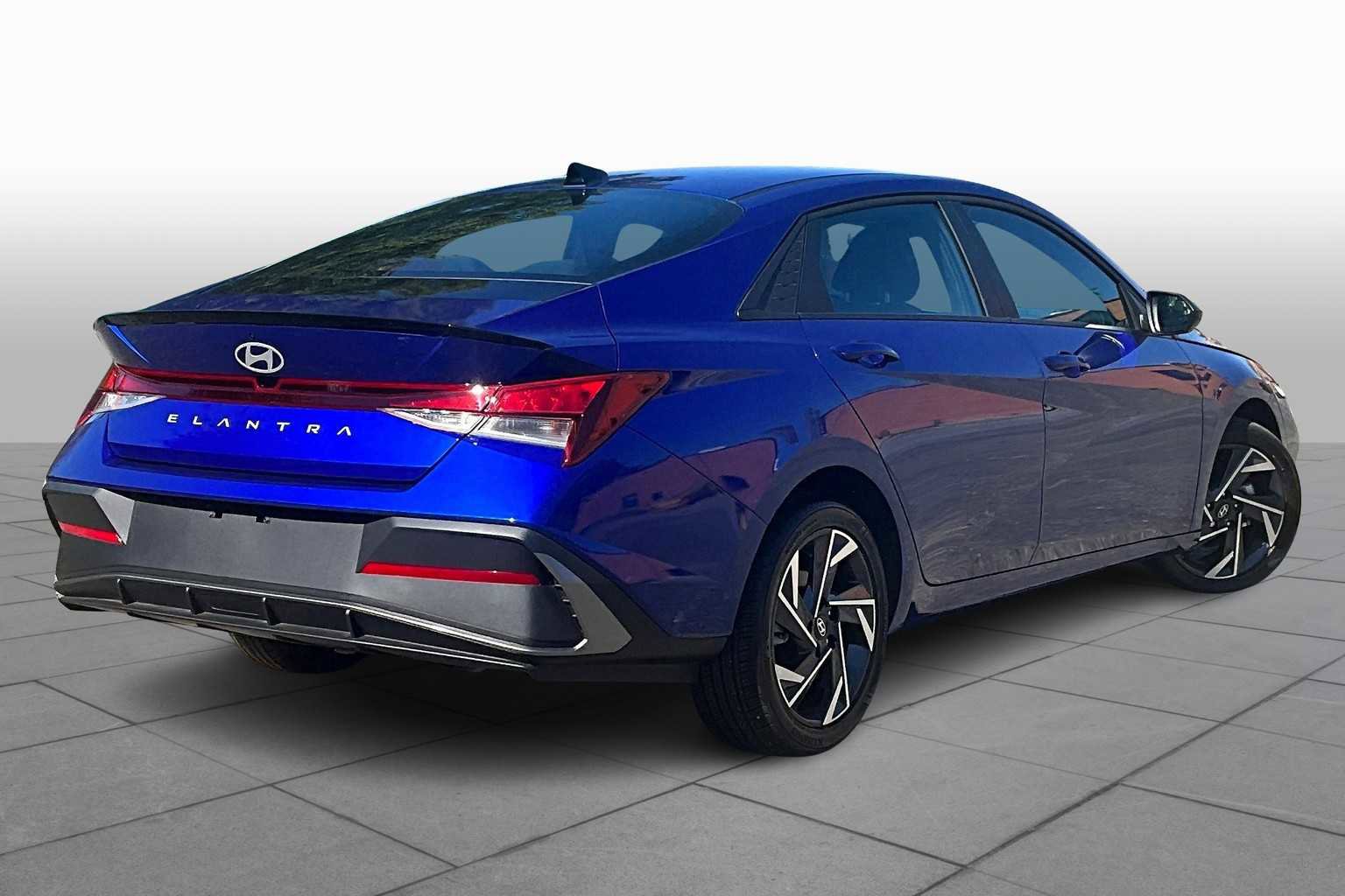 Used 2025 Hyundai Elantra Sport image 12