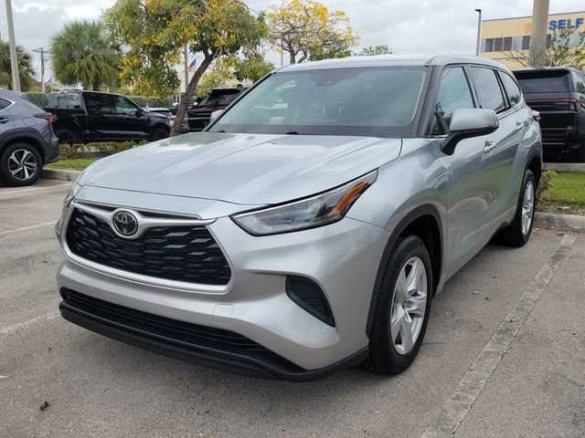 Used 2021 Toyota Highlander L FWD image 3