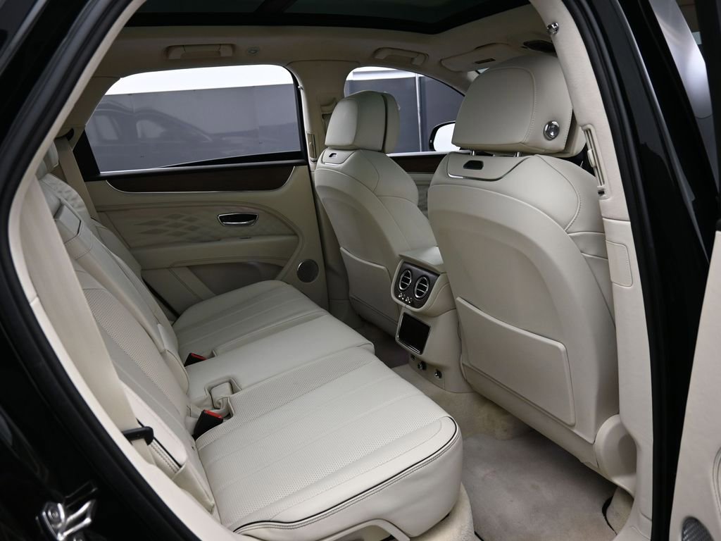 Used 2024 Bentley Bentayga AWD/4WD image 30