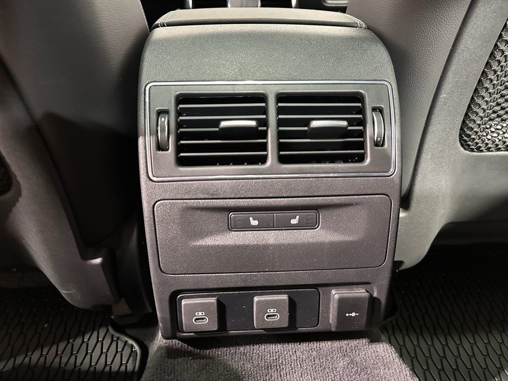 Used 2024 Jaguar XF R-Dynamic SE image 12