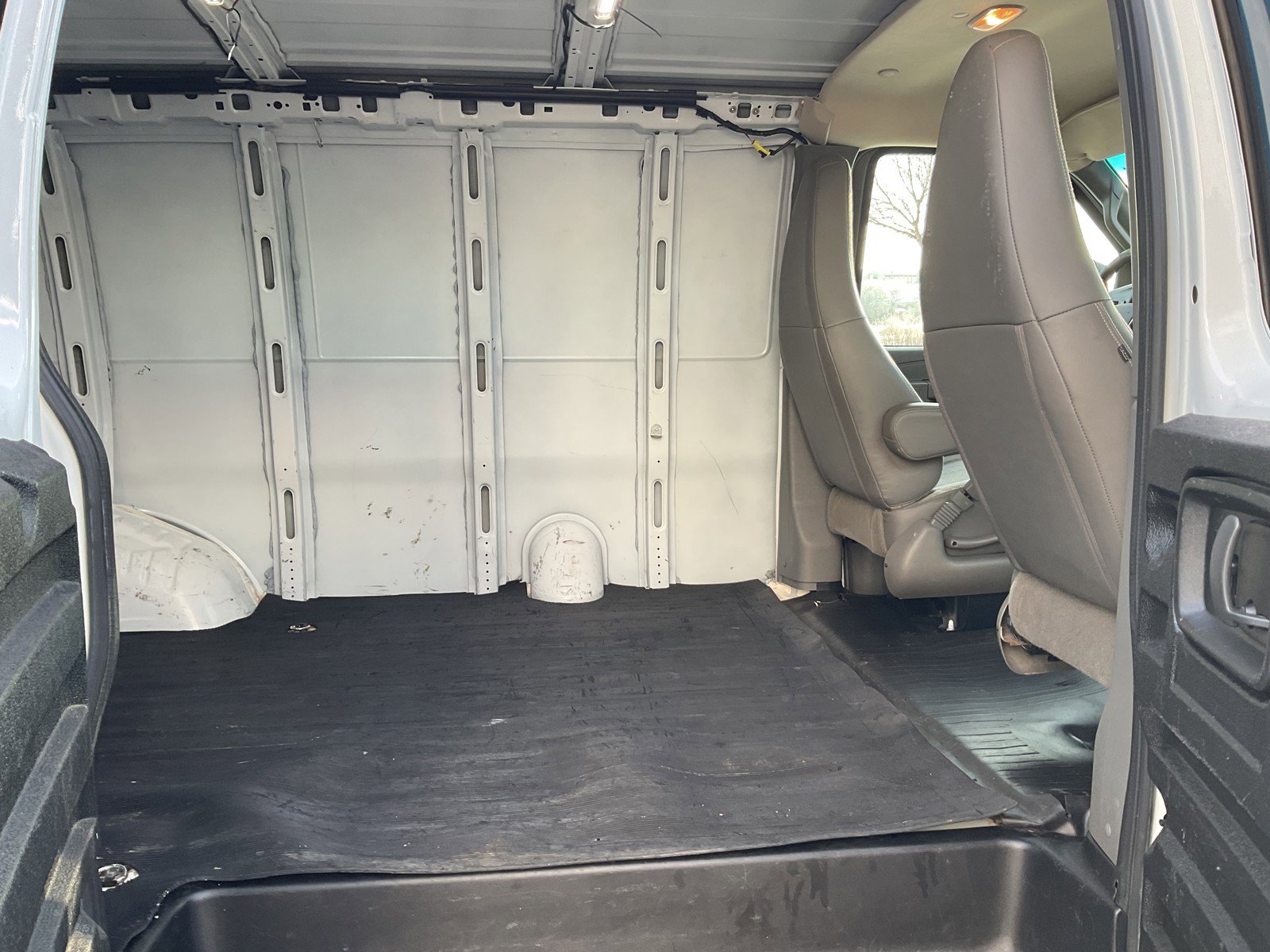 Used 2017 GMC Savana 2500 image 17