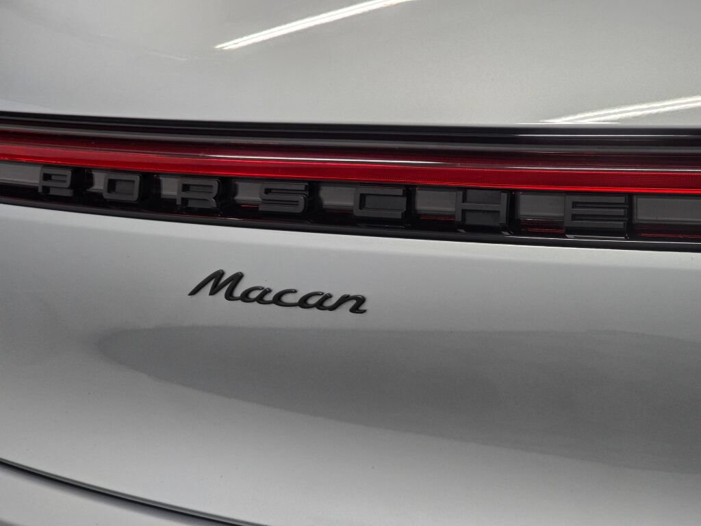 Certified 2024 Porsche Macan AWD/4WD image 33