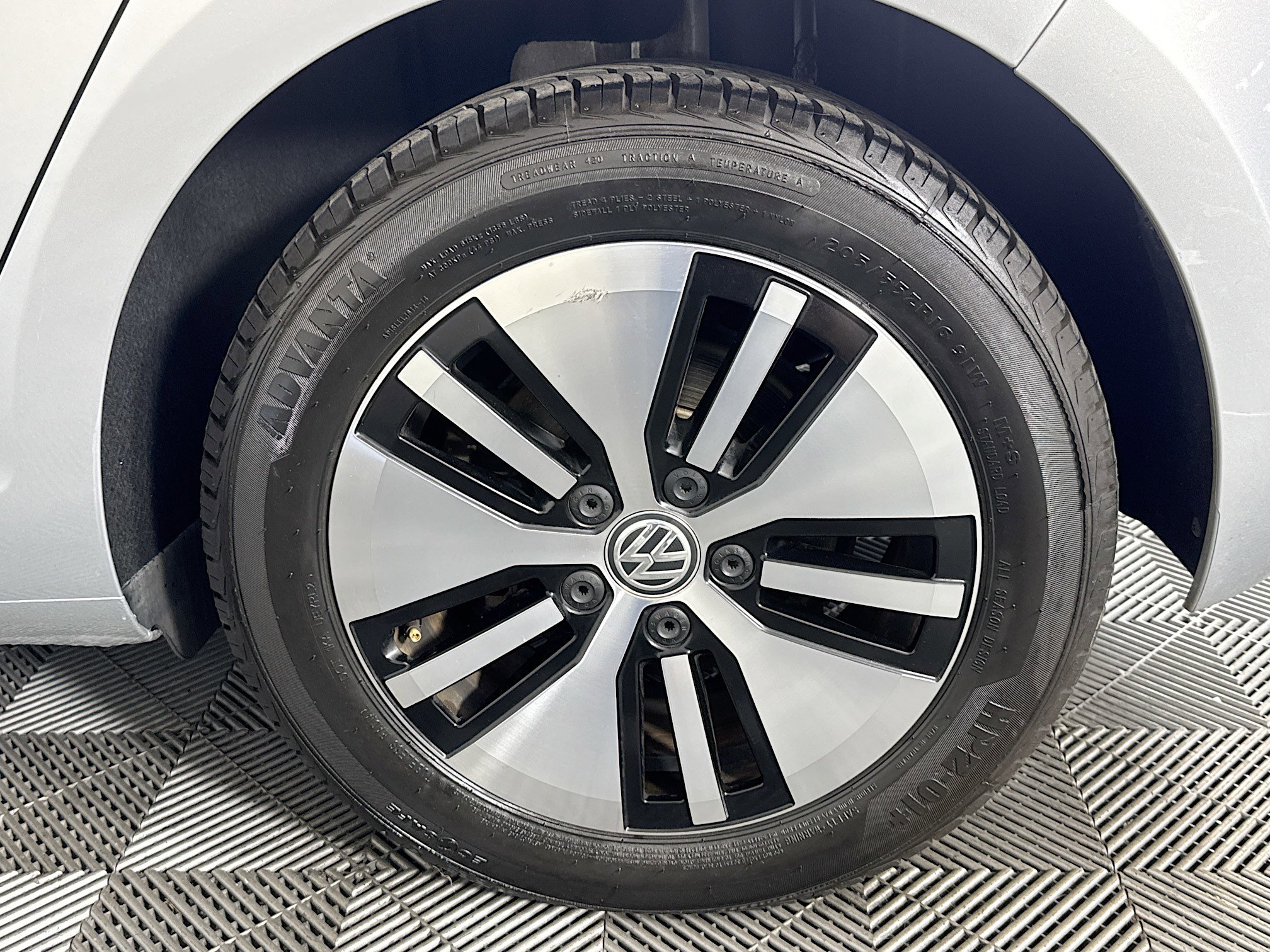 Used 2016 Volkswagen e-Golf SE w/ DC Fast Charging Package image 34