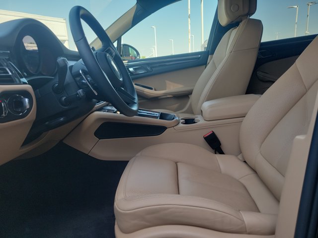 Certified 2025 Porsche Macan AWD/4WD image 10