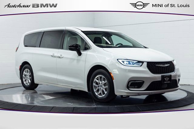 Used 2024 Chrysler Pacifica Touring-L image 1